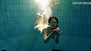 Hey, schau dir diese heiße brünette Schlampe an, die erotisch am Pool posiert!