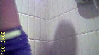 Камера поймала красивые киски в женском туалете крупным планом!