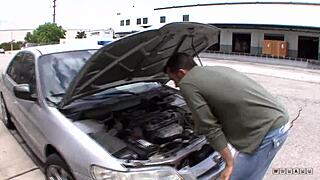 היא רוכבת על הזין הענק של בילי בחינם