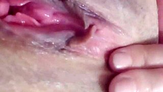 Интензивна близка игра с путка в домашна аматьорска сцена