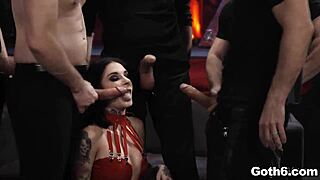 Wow, Joanna Angel gangbanged hårdt af fem fyre med triple penetration!