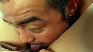 담배 피우는 사무실 걸레가 직장에서 털난 보지 박히네. 믿을 수 없어!