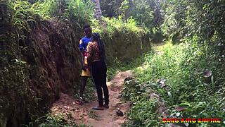 Nonna Latina Selvaggia Prende il Grosso Cazzo Nero all'Aperto in Africa