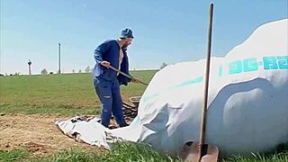 Giovane Kate Black scopata dura da vecchio contadino per fumo