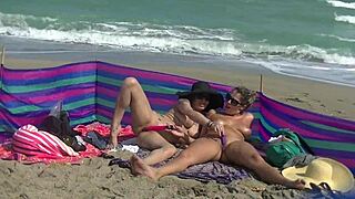 Exhibitionistische Ehefrau Nikki Brooks und Ginary blitzen am Nacktstrand. Ihr gewagtes öffentliches Spektakel schockt!