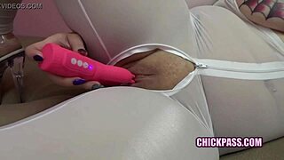 グラマラスMILFセレナ・スカイがシースルーボディストッキングで玩具で自分を犯すアマチュアセックス