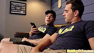 Татуированный волосатый парень трахает бойфренда в жопу с сырой силой