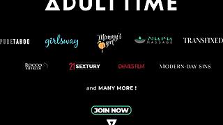 ميلف متحرقة بريستين إيدج تركب زب ابن الزوج، تمص صدرها بعد اللعب الفموي في غرفة النوم.