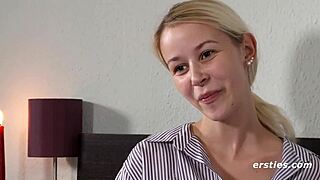 Blondine Driller Med Sin Dildo i Nærbillede Våd Action