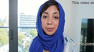 Fille stupide en hijab trompée par le médecin de famille en POV