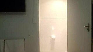 Blinddoek me en neuk me hard! smeekt chastity-eve vreemde in hotelkamer