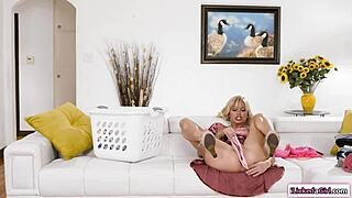 Jeune force sa belle-mère à lécher sa chatte mouillée