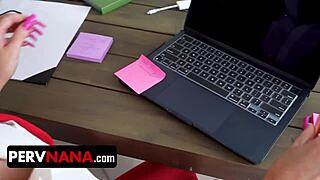 Victoria Lobov biarkan cucu tiri gosok memeknya