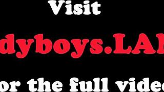 Ледибой в интенсивной соло дрочке до взрывного оргазма