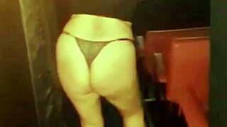 Anny meneando el culo en el cine de la casa swing, ¡mierda, estoy tan excitado!