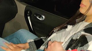Membujuk Teman Ibu untuk Creampie Panas di Luar Ruangan di Dekat Mobil. MILF Telanjang Kaki Membungkuk untuk Perjalanan Liar
