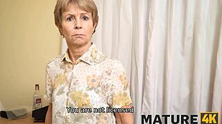 رجل ناضج ينيك خادمة بقوة، يغريها بركوب مجنون في جوارب