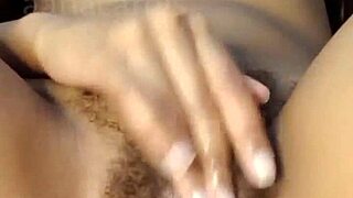 הכוס השעירה של אנינה גונחת בקול עם פלאג בתחת צר