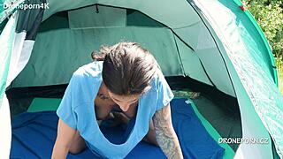 Was versteckt sich unter der Bluse dieser nudistischen MILF am Strand?