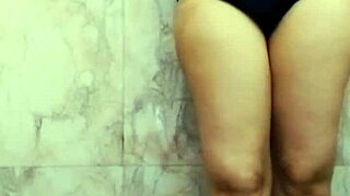 Йо, заварена братовчедка се мастурбира в банята, чакайки ме... 😈