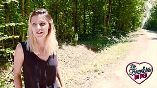 Lucille, den blonde franske skjøgen, frister med sin stramme lille røv ute. Hva blir neste trekk?