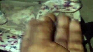 Fraus dreckige Höschen und Tangas werden von Oma geleckt