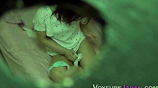 아시안 젊은 18+ 솔로 핑거링 자위