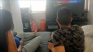 היי, אני מזיין את החברה של החבר שלי עכשיו כשהוא ישן בחדר השני