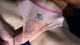 Gosok Memek Intens dengan Cum Menetes di Celana Dalam Kinky Temen Kos.