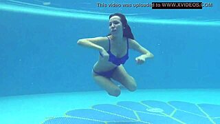 Lina Mercury zieht sich nackt aus in heißer Unterwasser Szene