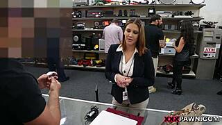 Лисичка-деловая жестко выебана в подсобке магазина