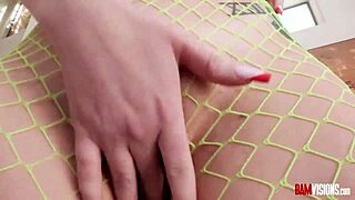 رجل أكبر ينيك بلوند في شبكات الجوارب بحماس، ينتهي بكريم باي