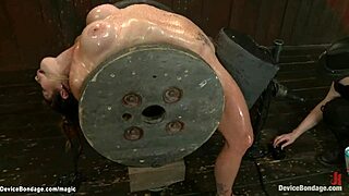 Człowieku, chłoszcząc moje ogromne cycki w bondage, to szalone intensywne!