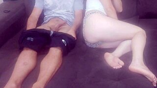 Adik beradik berpakaian wanita dalam seluar pendek terangsang, saling melancap jadi seks liar dengan batang besar