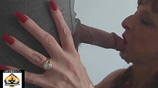 Sexy bestemor svelger sæd etter ekspert munnsex