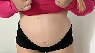 Пухлая блондинка дразнит в стрингах, показывает большую жопу в реальном домашнем клипе
