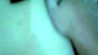 Интимен сблъсък с похотлива мащеха в домашно азиатско видео