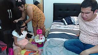 我的处女继女能应付三明治中的大鸡巴吗？