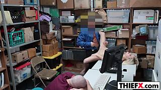 Η Κλέφτρα Γαμάει Σκληρά στη Δουλειά, Γαμώτο! 😈