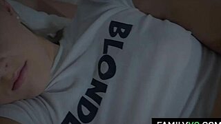 嘿，继父，今晚想在床上操我吗？- Rachael Cavalli和Alyce Anderson