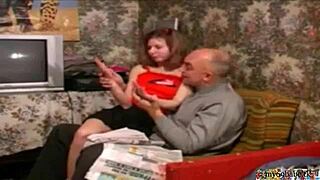 الفتاة المتحمسة ذات الصدر الكبير تغري لتدليك زب عملاق