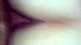 Дебелият задник на жена ми поема големия ми кур в интензивно близко действие