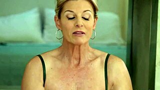 India Summer, ähm, verführt Stiefsohn in dampfigem Duschspiel