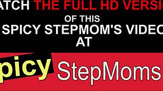 Macočine blond vlasy žiarajú, keď dáva neskutočný blowjob v POV.