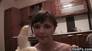 Piskľavá baba sa vzrušene hrá s dildom v kuchyni