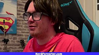 Soy un friki con gafas anhelando dos chicas sexys para pasarlo bien