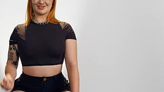 תראה איך הג'ינג'ית אמה מגנוליה מגיעה לשיא מקרוב