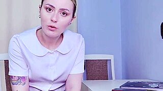 Нердясала брюнетка съученичка в пола показва косматата си путка за биологичен проект. Присъедини се към мръсните й приказки за женската анатомия.