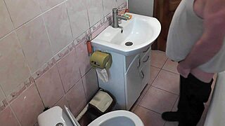 yo, tu crois que frina a branlé ce vieux coloc dans les chiottes ?