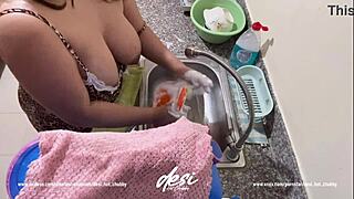 Индийская деси бхабхи моет посуду и показывает большие сиськи на кухне